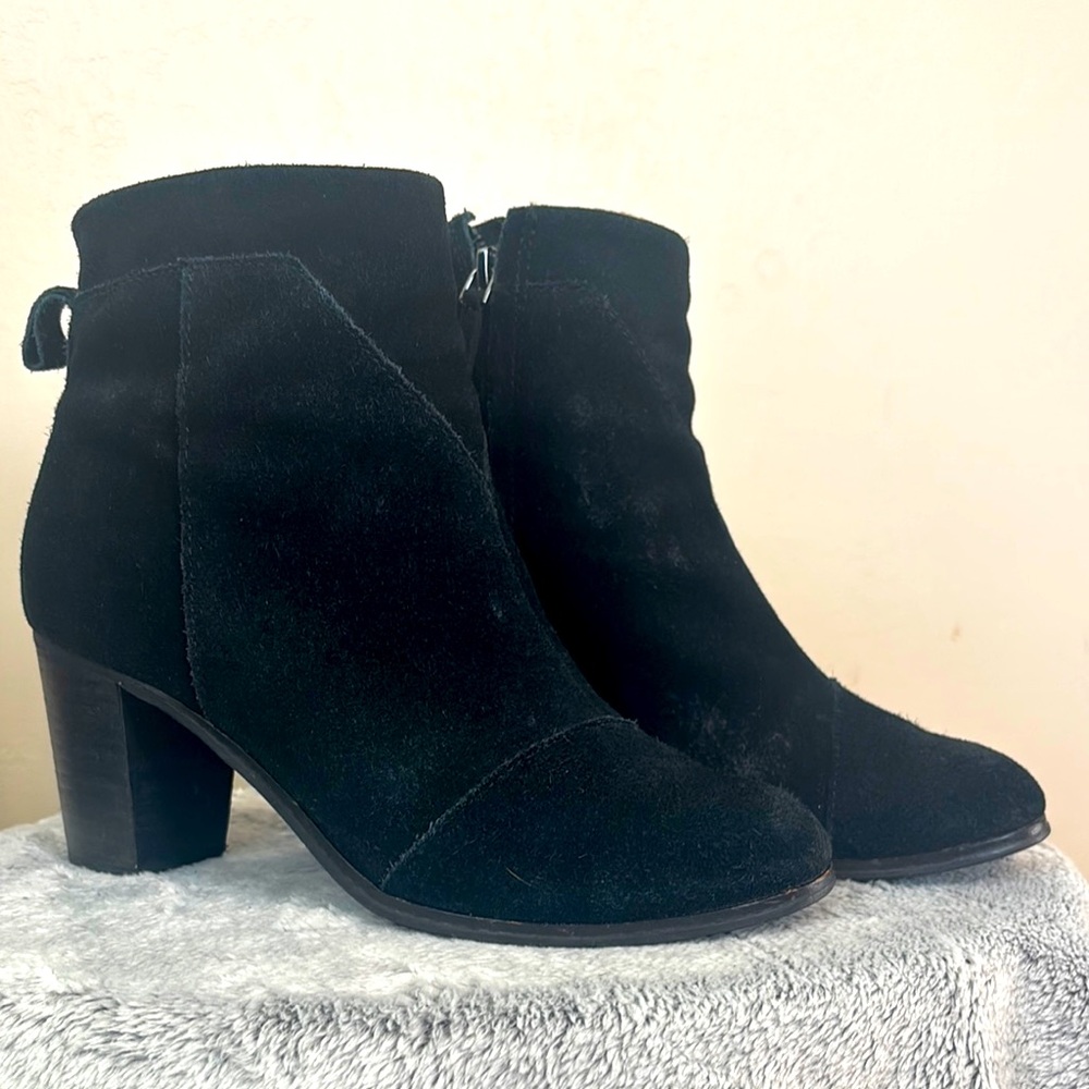 TOMS WOMEN LUNATA SIDE ZIPPER ANKLE BOOTIES- Black Suede